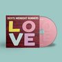 „DEXYS MIDNIGHT RUNNERS“ oben, „LOVE“ in bunten Buchstaben darunter. Eine CD daneben in Rosa., CD