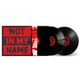 Text: "NOT IN MY NAME" in roten Blockbuchstaben. Zwei schwarze Vinyl-Schallplatten mit rotem Etikett daneben., 2 LPs