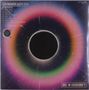 "DAYSEEKER DARK SUN" und Titel der Songs. Ein farbiger, neonartiger Ring umgibt eine schwarze Scheibe., LP