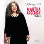 "Rendez-vous with Martha Argerich Volume 4." Eine lächelnde Frau mit langem grauem Haar, schwarze Kleidung.