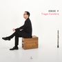 "OBEO + Tiago Coimbra" in schwarzen und roten Buchstaben links oben. Ein Mann im Anzug sitzt auf Holzkisten. Eine Oboe steht rechts., CD