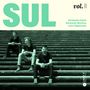 "SUL vol. II" oben, Musiker Bernardo Couto, Bernardo Moreira, Luís Figueiredo, darunter sitzend auf Treppenstufen. LADO B RECORDS Logo., CD