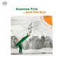 "Kosmos Trio ...and the Sun" steht oben. Eine Illustration zeigt eine Figur, die zur Sonne singt, umgeben von Bergen., CD