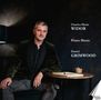 "Charles-Marie Widor Piano Music Daniel Grimwood". Ein Mann sitzt an einem Tisch, darauf eine Tasse und ein aufgeschlagenes Buch.