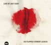 "LOVE AT LAST SIGHT", "EVI FILIPPOU & ROBERT LUCACIU". Eine rote, abstrakte Aquarellform auf weißem Hintergrund. Unten links ein rundes Logo mit "BMC"., CD