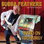 "Bubba Feathers Raised on Rockabilly" in großen Buchstaben. Ein Mann mit Gitarre steht vor einer Jukebox., CD