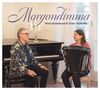 "Morgondimma" Maria Kalaniemi & Timo Alakotila. Ein Mann am Klavier und eine Frau mit Akkordeon lächeln einander an., CD