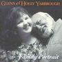 Text: "Glenn & Holly Yarbrough Family Portrait". Ein Mann lehnt seinen Kopf an eine lächelnde Frau., CD