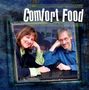 "Comfort Food" steht oben. Zwei Personen lehnen sich an einen Tisch und lächeln freundlich., CD