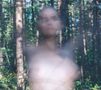 "ANETTE ASKVIK" oben links, "WITH EVERY CELL" oben rechts. Unscharfe, durchscheinende Figur in einem Wald., CD