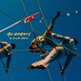 "ACROBATS by Sondre Lerche" in gelber Schrift. Drei Akrobaten in grauen Anzügen balancieren auf Seilen am Himmel., LP