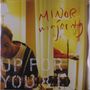 "Minor Majority" in roten Buchstaben darüber. "Up for You & I" unten. Mann sitzt und spielt Gitarre, gemütlicher Raum., 2 LPs
