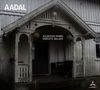 "AADAL. AGGRESSIVE HYMNS, ENERGETIC BALLADS." Ein dekorativer Eingang mit geschnitztem Holz und zwei Laternen., CD