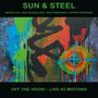 "OFF THE HOOK! - LIVE AT MOTVIND", "SUN & STEEL", Künstlernamen oben. Abstrakte Kunst mit bunten Farbspritzern., LP
