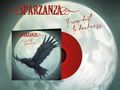Text: "Sparzanza - From dust to darkness." Illustrativer Stil mit einem schwarzen Vogel vor einem Mond und einer roten Vinylplatte., LP