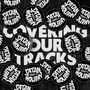 "Covering Our Tracks" groß, überlagert von kreisförmigen Logos "Satan Takes a Holiday". Schwarz-weiß Design., CD