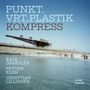 "PUNKT. VRT. PLASTIK KOMPRESS", darunter "KAJA DRAKSLER, PETTER ELDH, CHRISTIAN LILLINGER", darüber unscharfer Strandhintergrund.