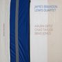Texte: "James Brandon Lewis Quartet", "Omni", "Aruán Ortiz", "Chad Taylor", "Brad Jones", "Intakt Records". Links Stoffbahnen in Blau und Grau., CD