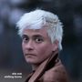 Text: "elie zoé shifting forms". Eine Person mit kurzem, weißem Haar blickt in die Kamera, trägt einen braunen Mantel., CD