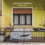 "Bologna Violenta Oblomovismo" steht oben. Darunter ein gelber Hausanstrich und ein Balkon voller Pflanzen., CD