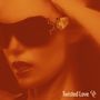 „Twisted Love“ und ein stilisiertes Logo. Eine Frau mit markanter Sonnenbrille, die ein glamouröses und geheimnisvolles Ambiente hat., CD