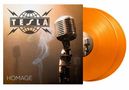 "TESLA" und "HOMAGE". Retro-Mikrofon, orangenfarbene Vinylplatten, rauchiger Hintergrund.