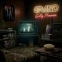 Text: "GRAND Guilty Pleasure." Eine gemütliche Retro-Wohnzimmerumgebung mit TV, Posters, Plattenspieler und Popcorn., CD
