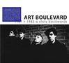 ART BOULEVARD, 1977 > 1985 a story backwards. Vier Männer stehen vor einer Backsteinmauer, schwarz gekleidet., LP