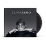L'ORA ZERO. Ein Mann mit Brille und Helm hebt die Hände, vor einem grauen Hintergrund. Eine CD-Hülle ist sichtbar., CD