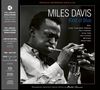 „MILES DAVIS Kind of Blue“ steht neben einem Schwarz-Weiß-Foto von Davis, der Trompete spielt., 1 Super Audio CD und 1 CD