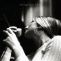 Text: "mina live 1970".  
Eine Frau mit Mikrofon, schließt die Augen beim Singen, großem Ohrring, Schwarz-Weißaufnahmen., CD