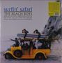 "surfin’ safari THE BEACH BOYS" steht in blauer und grüner Schrift. Ein Auto am Strand, 5 Personen mit Surfbrett.