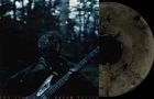 Text: "TWIN STAR / DREAM POLICE". Eine dunkle Szene im Wald mit Person und Gitarre, daneben eine Schallplatte.
