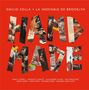EMILIO SOLLA · LA INESTABLE DE BROOKLYN  
HAND MADE  
Mehrere Hände musizieren vor rotem Hintergrund.