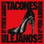 "Tacones Lejanos" in großen Buchstaben. Ein High-Heel verwandelt sich in einen Revolver, roter Hintergrund., CD