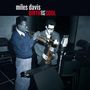 Text: "miles davis BIRTH OF THE COOL". Zwei Musiker mit Trompete und Saxophon in einem Studio. Schwarz-weiß-Fotografie.