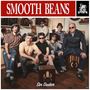 "Smooth Beans" und "Sin Dudar" sind vor einer Gruppe lässig gekleideter Personen im Vintage-Stil., LP