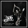 "YOB. The Unreal Never Lived. Live at Roadburn 2012." Ein Musiker hebt die Hände, im Hintergrund eine Gitarre. Schwarz-weiß., 2 LPs