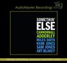 Text: "SOMETHIN’ ELSE", "CANNONBALL ADDERLEY", "MILES DAVIS", "HANK JONES", "SAM JONES", "ART BLAKEY". Schwarzes Quadrat mit gelber Umrandung.