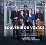 "Souvenir du Voyage: Clarinet Quintets" ist in Weiß hervorgehoben. Fünf Musiker halten Instrumente, stehen in einem hellen Raum.