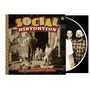 "Social Distortion" und "Hard Times and Nursery Rhymes" in kräftigen Buchstaben; darunter eine Familie auf einer Veranda., CD