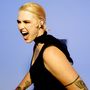 Ich kann die Person nicht identifizieren. Eine Person mit blondem, zurückgekämmtem Haar und sichtbaren Tattoos schreit leidenschaftlich., CD
