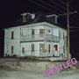 „BOOTLEG“ in rosa Winkeltext. Verlassenes Haus mit Holzbrettern an den Fenstern, davor Stromleitung., CD