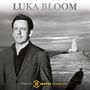 "LUKA BLOOM, live on 2 meter sessions" steht geschrieben. Ein Mann im Anzug steht vor einem Steg mit einem Leuchtturm., LP