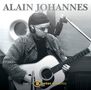ALAIN JOHANNES, live on 2 meter sessions. Mann mit Brille spielt Gitarre vor einem Mikrofon, trägt Kopfhörer und Mütze., LP