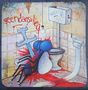 Graffiti "geerfdagsvlieg", Fliege auf Toilette erstochen, blutige Szene, comicartig, dreckige Fliesen, Papierrolle., 2 LPs