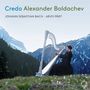 "Credo Alexander Boldachev, Johann Sebastian Bach · Arvo Pärt" steht über einem Harfenspieler vor Bergen.