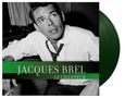 "Jacques Brel, Le Chanteur" steht auf einem Banner vor einem schwarz-weißen Porträt eines Mannes mit Krawatte. Eine grüne Schallplatte ist rechts sichtbar.