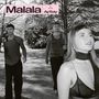 Text: "Malala AySay." Schwarz-weiß Fotografie: Drei Personen in einem Park, Bäume im Hintergrund., LP