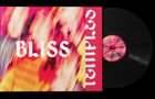 "BLISS" in großer weißer Schrift auf verschwommenem, buntem Hintergrund, daneben ist eine Schallplatte zu sehen., LP